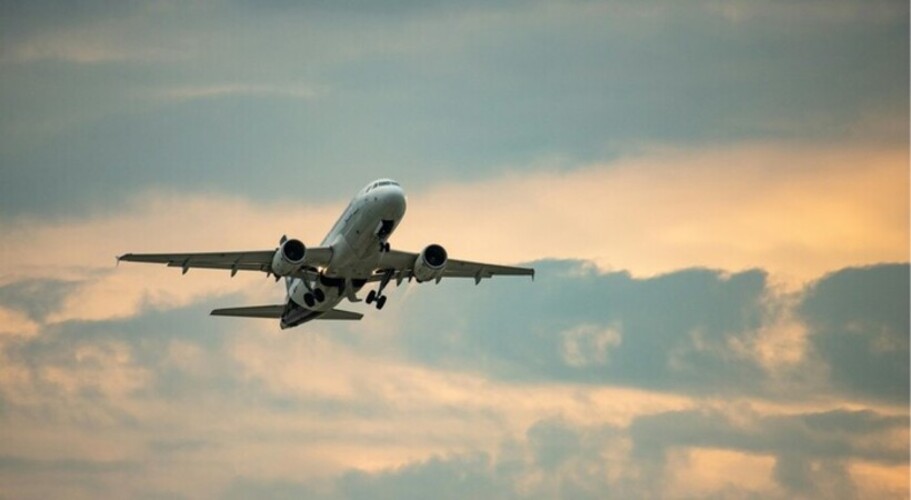 Photo d'un avion de ligne en vol dans un ciel nuageux